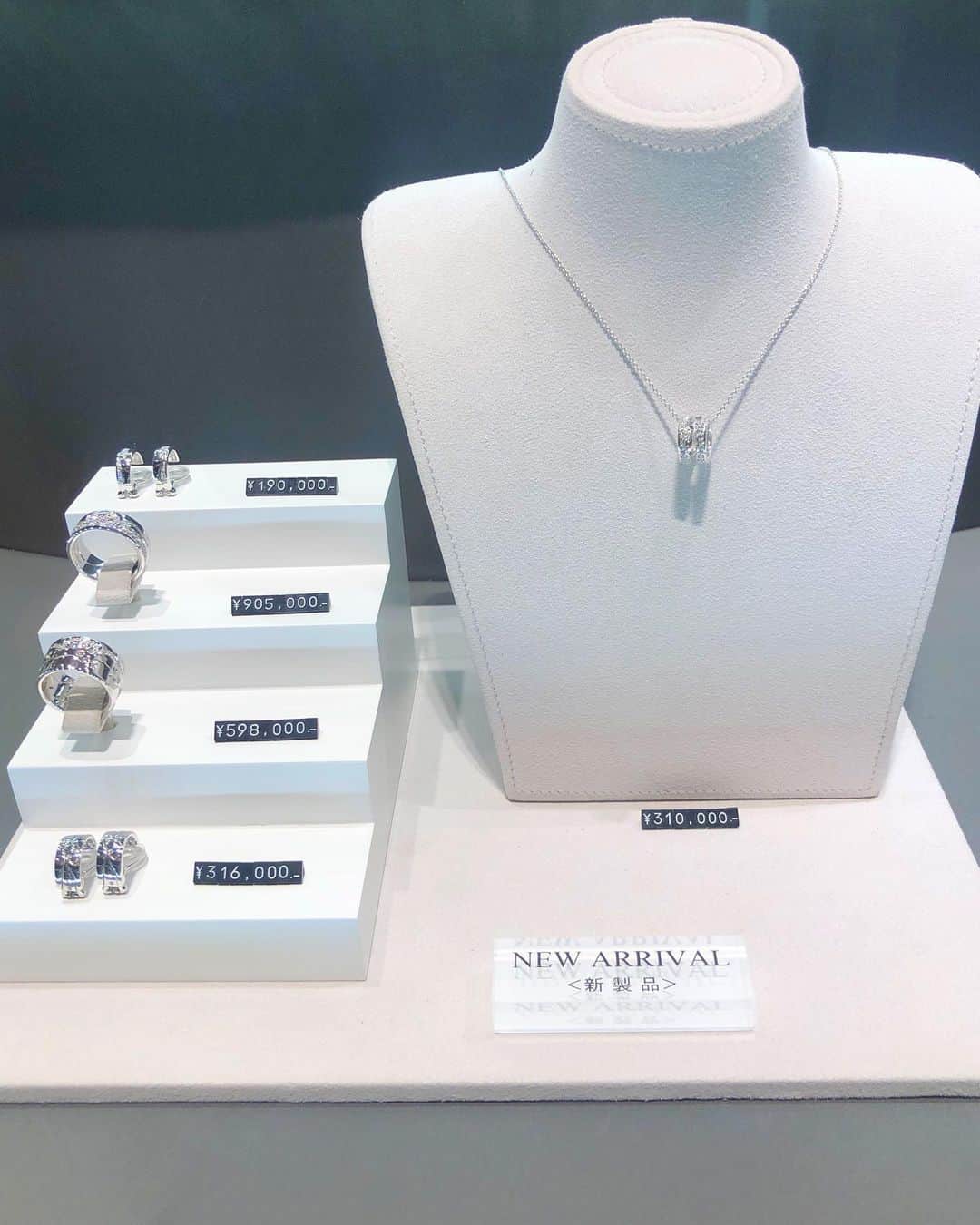 shizuka.watanabeさんのインスタグラム写真 - (shizuka.watanabeInstagram)「♡♡♡ ・ ・ 昨日は @georgjensen の展示会へご招待頂き行ってきました💗 ・ 1904年に偉才の銀細工師、ジョージジェンセンによってコペンハーゲンからスタートしたブランドで、これまでにも数多くのアーティストとこらぼしてきた美しい北欧デザインを牽引するデンマーク屈指のブランドです💛 ・ ・ 来年発売から20年を迎える「フュージョン」コレクションは海をイメージしたカーブのラインがパズルのピースのように重なって出来ているデザイン♡♡♡ ・ 2連や3連になっていて組み合わせによって 形を変えてくれるのも特徴です‼️ ・ 今までになかった透かしのデザインを取り入れたことにより、さらに繊細で美しく身に付ける人を引き立たせてくれるんです！ ・ ・ ・ ブレスレットをお持ち帰りしたので 付けるのが楽しみだ💗 ・ ・ ・ #ジョージジェンセン #georgjensen #PR #jewelry #💎 #ジュエリー #accessory #💍 #ring #ジュエリー好き #アクセサリー好き #オトナ女子 #셀스타그램 #훈스타그램 #얼스타그램#셀카 #셀피」8月21日 12時54分 - shizuka.watanabe