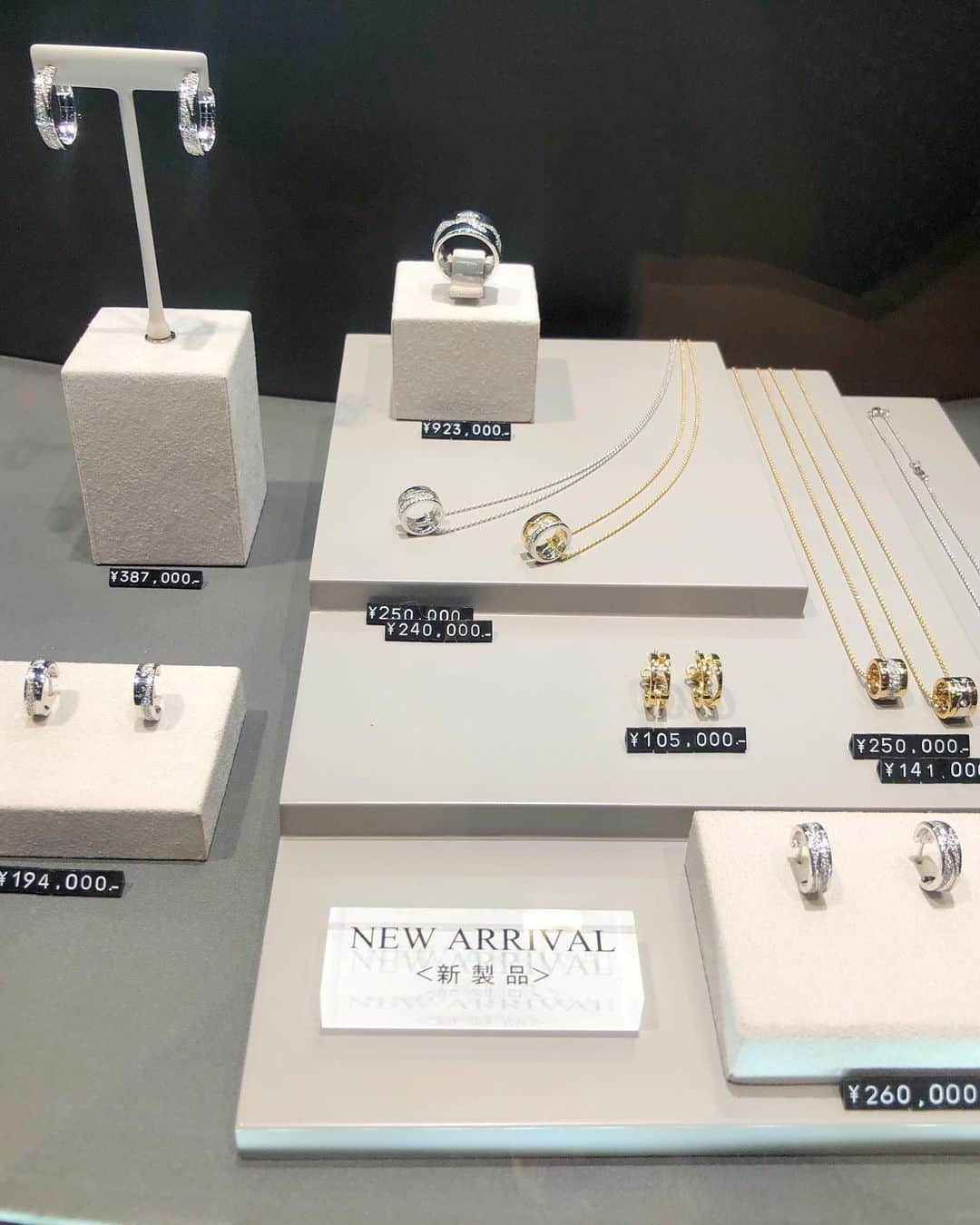 shizuka.watanabeさんのインスタグラム写真 - (shizuka.watanabeInstagram)「♡♡♡ ・ ・ 昨日は @georgjensen の展示会へご招待頂き行ってきました💗 ・ 1904年に偉才の銀細工師、ジョージジェンセンによってコペンハーゲンからスタートしたブランドで、これまでにも数多くのアーティストとこらぼしてきた美しい北欧デザインを牽引するデンマーク屈指のブランドです💛 ・ ・ 来年発売から20年を迎える「フュージョン」コレクションは海をイメージしたカーブのラインがパズルのピースのように重なって出来ているデザイン♡♡♡ ・ 2連や3連になっていて組み合わせによって 形を変えてくれるのも特徴です‼️ ・ 今までになかった透かしのデザインを取り入れたことにより、さらに繊細で美しく身に付ける人を引き立たせてくれるんです！ ・ ・ ・ ブレスレットをお持ち帰りしたので 付けるのが楽しみだ💗 ・ ・ ・ #ジョージジェンセン #georgjensen #PR #jewelry #💎 #ジュエリー #accessory #💍 #ring #ジュエリー好き #アクセサリー好き #オトナ女子 #셀스타그램 #훈스타그램 #얼스타그램#셀카 #셀피」8月21日 12時54分 - shizuka.watanabe