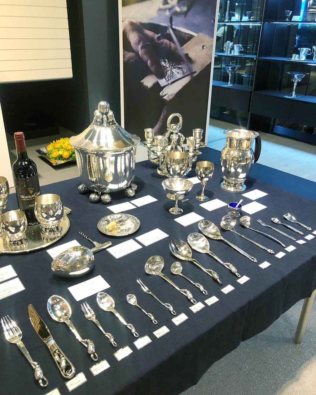 shizuka.watanabeさんのインスタグラム写真 - (shizuka.watanabeInstagram)「♡♡♡ ・ ・ 昨日は @georgjensen の展示会へご招待頂き行ってきました💗 ・ 1904年に偉才の銀細工師、ジョージジェンセンによってコペンハーゲンからスタートしたブランドで、これまでにも数多くのアーティストとこらぼしてきた美しい北欧デザインを牽引するデンマーク屈指のブランドです💛 ・ ・ 来年発売から20年を迎える「フュージョン」コレクションは海をイメージしたカーブのラインがパズルのピースのように重なって出来ているデザイン♡♡♡ ・ 2連や3連になっていて組み合わせによって 形を変えてくれるのも特徴です‼️ ・ 今までになかった透かしのデザインを取り入れたことにより、さらに繊細で美しく身に付ける人を引き立たせてくれるんです！ ・ ・ ・ ブレスレットをお持ち帰りしたので 付けるのが楽しみだ💗 ・ ・ ・ #ジョージジェンセン #georgjensen #PR #jewelry #💎 #ジュエリー #accessory #💍 #ring #ジュエリー好き #アクセサリー好き #オトナ女子 #셀스타그램 #훈스타그램 #얼스타그램#셀카 #셀피」8月21日 12時54分 - shizuka.watanabe