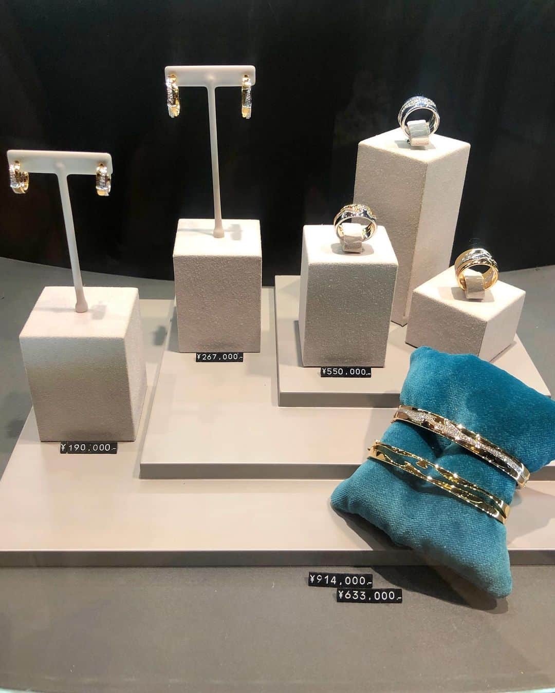 shizuka.watanabeさんのインスタグラム写真 - (shizuka.watanabeInstagram)「♡♡♡ ・ ・ 昨日は @georgjensen の展示会へご招待頂き行ってきました💗 ・ 1904年に偉才の銀細工師、ジョージジェンセンによってコペンハーゲンからスタートしたブランドで、これまでにも数多くのアーティストとこらぼしてきた美しい北欧デザインを牽引するデンマーク屈指のブランドです💛 ・ ・ 来年発売から20年を迎える「フュージョン」コレクションは海をイメージしたカーブのラインがパズルのピースのように重なって出来ているデザイン♡♡♡ ・ 2連や3連になっていて組み合わせによって 形を変えてくれるのも特徴です‼️ ・ 今までになかった透かしのデザインを取り入れたことにより、さらに繊細で美しく身に付ける人を引き立たせてくれるんです！ ・ ・ ・ ブレスレットをお持ち帰りしたので 付けるのが楽しみだ💗 ・ ・ ・ #ジョージジェンセン #georgjensen #PR #jewelry #💎 #ジュエリー #accessory #💍 #ring #ジュエリー好き #アクセサリー好き #オトナ女子 #셀스타그램 #훈스타그램 #얼스타그램#셀카 #셀피」8月21日 12時54分 - shizuka.watanabe