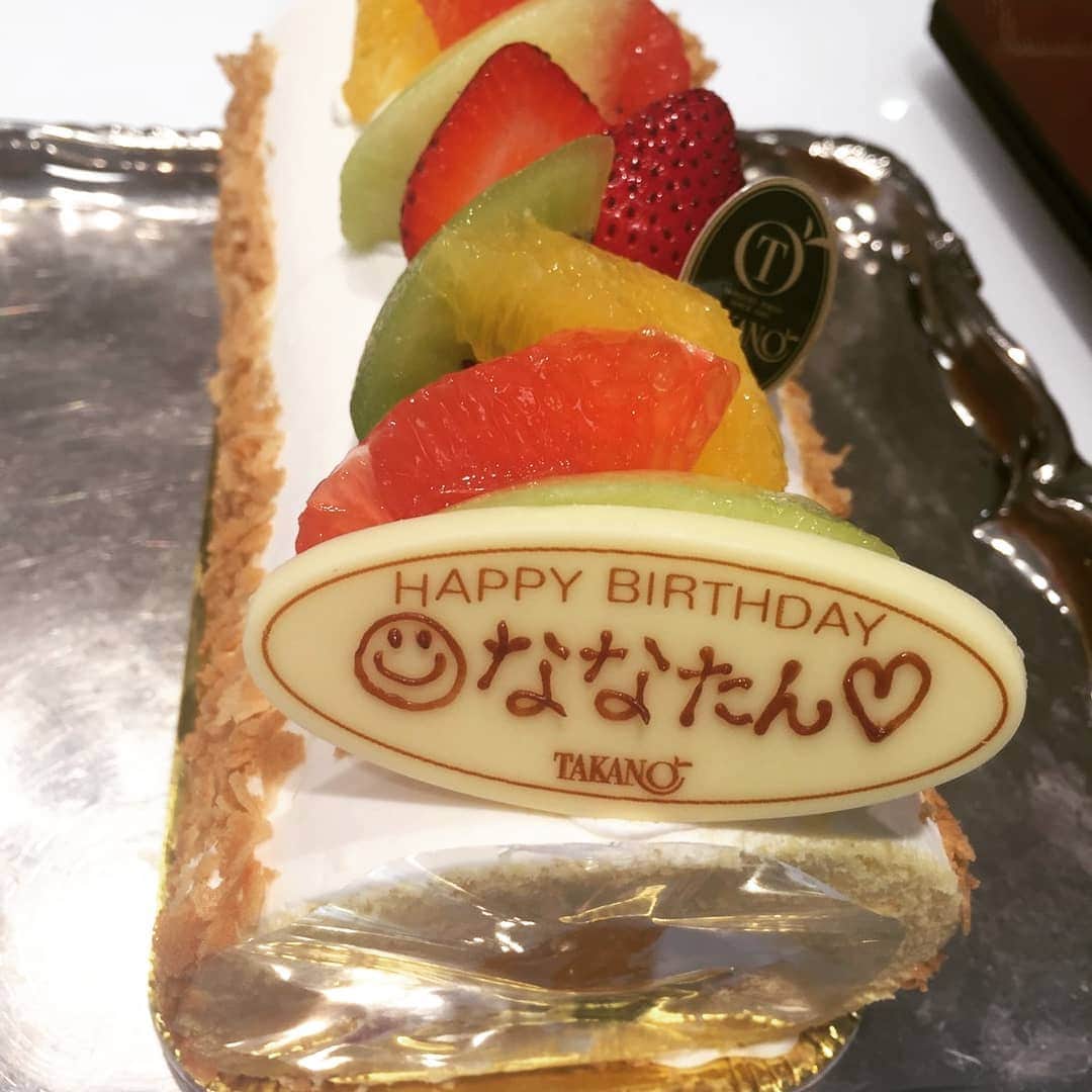 のインスタグラム：「昨日は、 コラボスイカバーイベントでした🍉❤️ まなぴー、プライベートでもお祝いしてくれたのに イベントでもお祝いしてくれました😭❤優しいなぁ❤️ 遊びに来てくれた皆さん、 ありがとうございました🙌💓 とっても楽しかった💗  お店が始まってから、 お店にあった残り物のワインを一人で空けて、新しいワイン1本空けて、お店のワイン無くなってしまったのでお客さんがワイン２本買ってきてくださり、それをたしか１本お客さんと空けました。 白い浴衣だから赤ワインは飲まないと昼間決めたのに😂  お陰で浴衣はワインのシミが増える一方です。  二日酔いと洋服のシミを気にして白ワイン派だったけど、 やっぱり赤ワインって魅惑的💓 永遠と飲める💕  そして、 久しぶりの休肝日🙇  #japanesegirl #美乳 #美脚  #女演员 #偶像 #模型 #色情 #自拍 #模特 #粉我  #그라비아 #아이돌 #여배우 #유부녀 #에로  #เซ็กซี่ #น่ารัก #น่ารักจัง  #ประเทศญี่ปุ่น #คอสเพล」