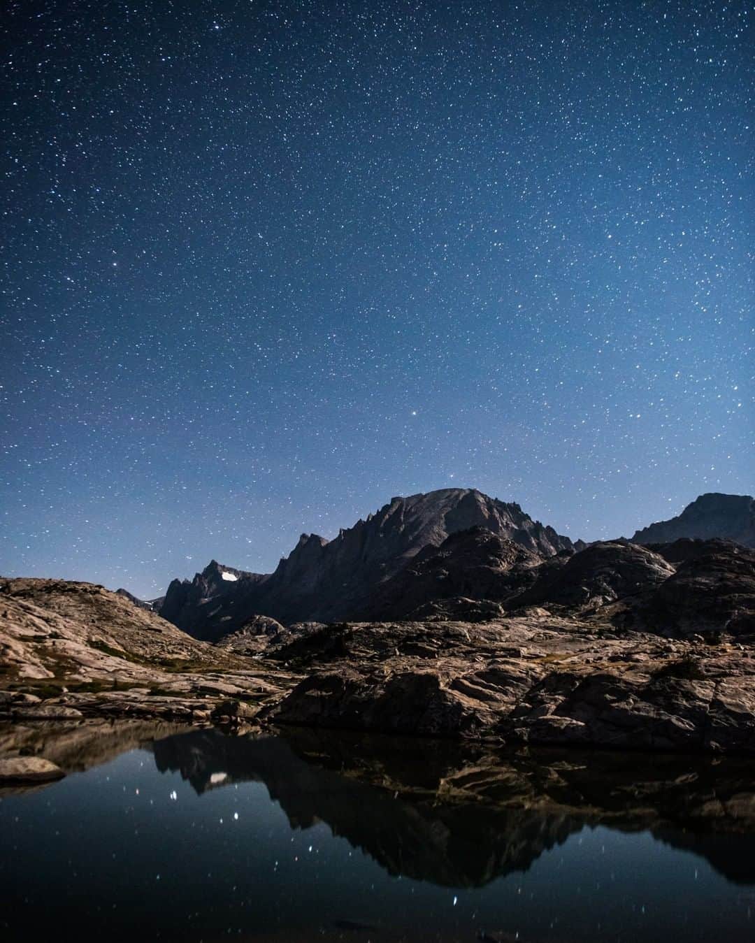 National Geographic Travelさんのインスタグラム写真 - (National Geographic TravelInstagram)「Photo by @taylorglenn | A beautiful, clear night deep in the Wind River Mountains of Wyoming. Freemont Peak in the center. Follow @taylorglenn for more from the wilderness of #Wyoming and beyond. #windriverange」8月21日 13時09分 - natgeotravel