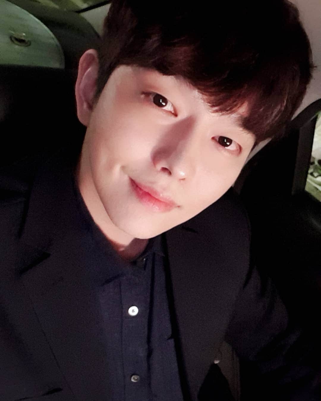 ユン・ギュンサンのインスタグラム：「#융귱상 #미스터기간제  #기강제  #가족 오늘 방송한다는.. 11시.. ♡」