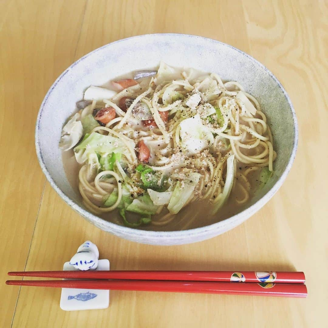 椿鬼奴さんのインスタグラム写真 - (椿鬼奴Instagram)「昨日大さんがたこ焼きをやってたらしいので、残りのソーセージとキャベツとこんにゃく入れて唯我独尊ちゃんぽん作ったよ‼️こんなに立派なものを作ったのは初めてだ🌟そしてヒルナンデスで不倫母役をやってたのを見逃す… #長崎ちゃんぽん #四海樓 #ヒルナンデス #裏道散歩 #滝沢カレンちゃんプロデュースつるの剛士さんの妻で城田優くんの母で須賀健太くんと不倫するという役演じました #数え役満だよ」8月21日 13時03分 - tsubakioniyakko