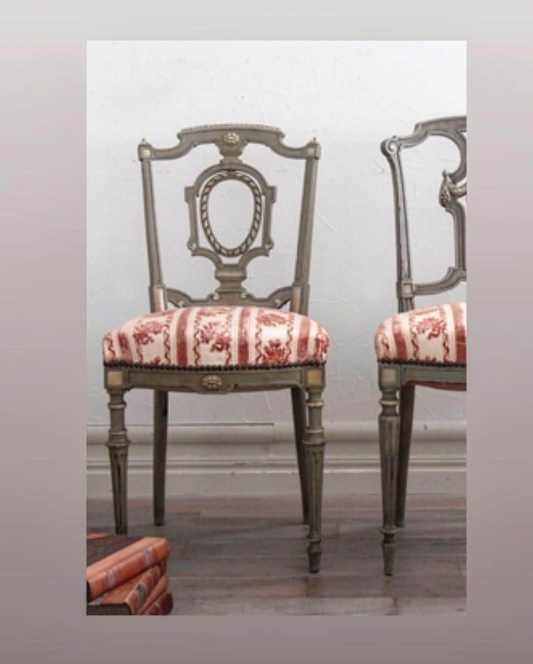 kiyomiさんのインスタグラム写真 - (kiyomiInstagram)「❤︎ original handmade miniature  size 1/12 ． 以前に出した椅子では ありますが、 パーツの見直し→作り直し しています。 画像2枚目。 @sarah_grace_interior さまより 画像をお借りしました。 ・ こちらも作品展に向けて 製作して参ります。 ・ ・ ・ ・ ・ ・ ・ ・ ・ #ミニチュア#miniature#dollhouse #Frenchinterior #ブロカント #antique#Frenchstyle #シャビーシック#Interior #antique  #Frenchdecor#brocante #アンティーク風#brocantestyle#shabby #shabbychic #shabbychicdecor #cute#Napoleonchair #ナポレオンチェア#chair #frenchinteriors」8月21日 13時07分 - chiisanashiawase2015