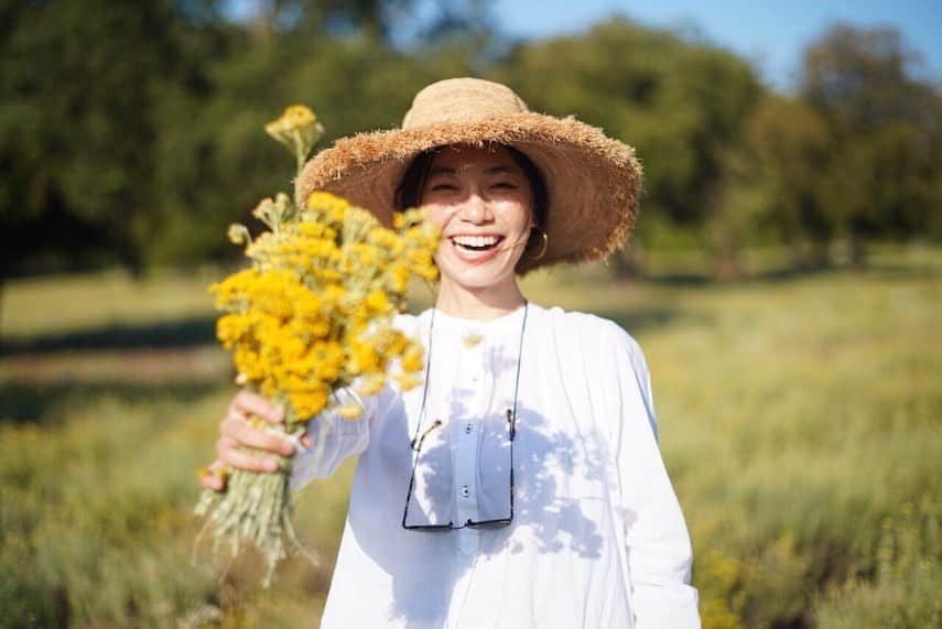 のインスタグラム：「6月に行ったフランスへはロクシタンのルーツを巡る旅に行ってきたのだけど、その中でなくてはならない存在だったのが"イモーテル"でした😊🌼 ﻿ ﻿ ﻿ イモーテルとは青い海に囲まれたコルシカ島に咲く小さくて可愛らしいお花で、摘んだ後も色褪せることなく美しい黄金色を保っている為、「永久花」とも呼ばれていて、とても生命力のあるお花なんだって！﻿ ﻿ ﻿ イモーテルの精油は高い再生能力があると言われ、古来から傷の手当てするために使われていたとか...👀🌼﻿ ﻿ ﻿ ロクシタンはこのイモーテルに着目し、現在に至るまで熱心な研究を続け、今ではイモーテルのオーガニック栽培にこだわり、生産者と手を取り合って、原料の生産から製品化まで一貫して行われています。 ﻿ ﻿ ﻿ コルシカ島ではイモーテルを栽培する農場の見学へ！ 広大な土地一面に広がるイモーテル畑は圧巻で、燦々と降り注ぐ太陽の光をいっぱい浴びてたくましく育ってたよ〜🌞🌈﻿ ﻿ ﻿ 植物学者のジャンさんから、収穫したイモーテルからどのようにエッセンシャルオイルを抽出するか、工程をわかりやすく説明してもらえて凄く面白かった◎(ハイライトに動画を載せてあるよ！🌼) ﻿ ﻿ ﻿ イモーテルから抽出されたエッセンシャルオイルは私たちの肌にとても嬉しい効果をもたらしてくれます！﻿ ﻿この秋に新しく生まれ変わるロクシタンのイモーテルプレシューズは、さらに肌に水分を閉じ込めて乾燥などの外部刺激にもゆらがないキメの整った肌へと導いてくれるそう🥺✨﻿ ﻿ ﻿ イモーテルプレシューズを一足お先に使い始めて2ヶ月が経ちました🗓﻿ 確実にお肌が良い方へ変化してきているのを実感してるので、ぜひみんなにも体感してもらいたいです！！﻿ #ロクシタン#イモーテルの力#loccitane #PR﻿ ﻿」