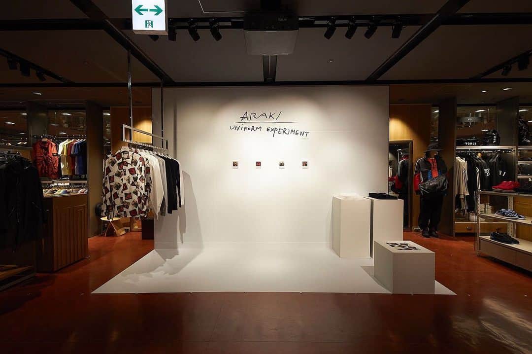 のインスタグラム：「NOBUYOSHI ARAKI x uniform experiment “FLOWER” POP-UP at ISETAN MEN’S 6F  2019.8.21 (wed) - 2019.9.17(tue) . 日本を代表する写真家・現代美術家であるアラーキーこと荒木経惟氏とuniform experiment 初のコラボレーションが実現。本日よりISETAN MEN’S 6F にて先行発売開始。 . 荒木経惟氏が、定期的に発表しているモチーフである「花」シリーズより、藤原ヒロシ氏が厳選したポラロイド作品を落とし込んだアートとファッションが密接にリンクした今回のプロジェクト。 各プロダクトには荒木経惟氏による手書きのサインがプリントされた全8アイテムからなるラインナップ。また会場には今回のコラボレーションのソースとなった貴重な作品も展示。是非この機会にお立ち寄りください。 . #uniformexperiment #荒木経惟 #荒木経惟xUE #荒木経惟xuniformexperiment #NobuyoshiARAKI #NobuyoshiARAKIxUE #NobuyoshiARAKIxuniformexperiment #FLOWER #SOPH20thProject #FRAGMENT #FRGMT @fujiwarahiroshi  www.arakinobuyoshi.com #isetanmens @isetanmens_contemporary」