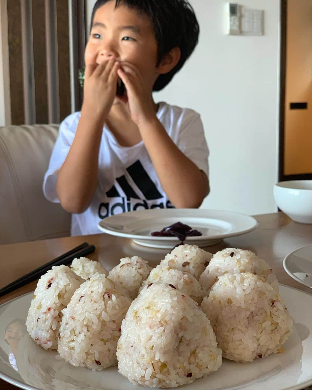 赤星拓さんのインスタグラム写真 - (赤星拓Instagram)「今年の夏はお客様の夏の思い出作りのお手伝いで大忙しの日々です^_^ 連日盛況頂いて本当に有難いです🏖  家族は実家に帰省して貰って、しばらく泊まり込んで仕事していましたが、ひと山越えたので少しお休みを頂き帰福。  久しぶりに子供達と遊びました‼️ 夏休みも終盤🍉 明日からもよろしくお願い申し上げます👍  #夏の思い出 #海 #家族の夏休み #家族揃ってBBQ #別荘 #糸島のとき #雑穀米おにぎり #ベストアメニティ #マリーナフランピングビレッジ天草  #スパフランピングビレッジ大牟田  #キャンピングトレーラー #連日満室 #感謝 #乗り切れ夏休み」8月21日 13時23分 - akahoshi.taku_1