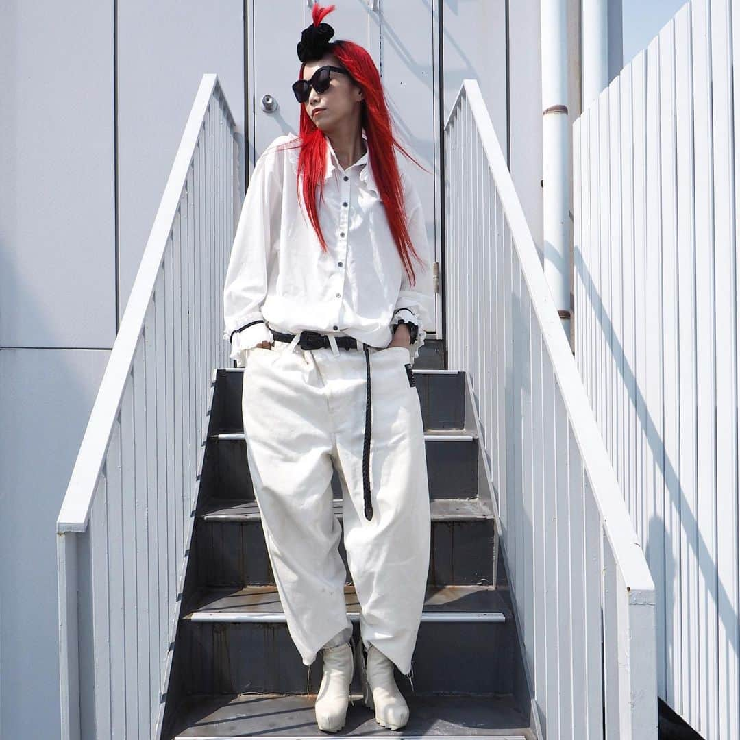 si ouxさんのインスタグラム写真 - (si ouxInstagram)「おでこにキクラゲ乗ってる﻿ ﻿ #きょうの太陽浴﻿ ﻿ ﻿ ﻿ shirt #17kg @17kg_official ﻿ pants #neonsign﻿ belt #muze_tokyo x #jieda﻿ shoes #camillaskovgaard ﻿ ﻿ ﻿ ﻿ #ootd #selfportrait #bravogreatphoto #girlscreating #creative_ace #creatrmood #enter_imagination #creative_globe#artofvisuals #ps_wonderland#photomanipulation #igcreative_editz #ourmoodydays #olympus #epl7 #olympuspen #olympusepl7 #mzuiko918mm #redhair #redhairgirls #redhaircolor」8月21日 18時58分 - si_oux