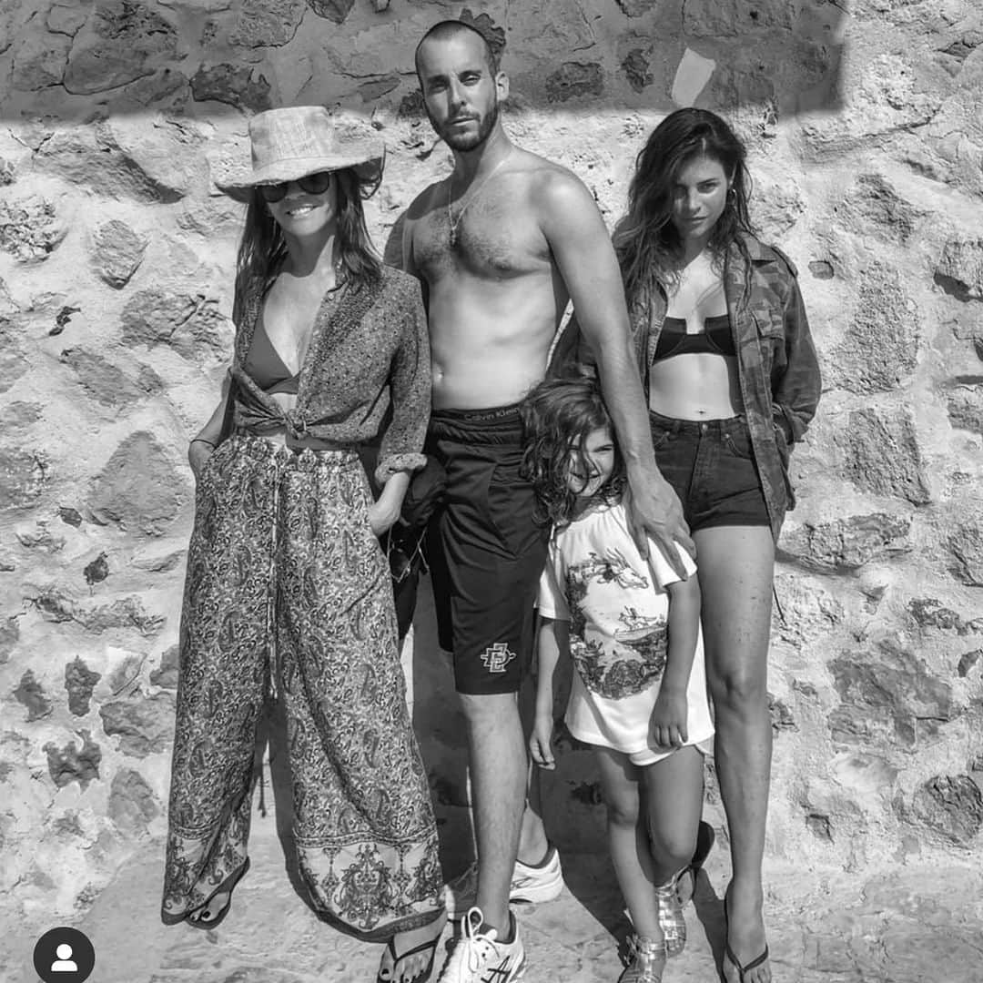 カリーヌ・ロワトフェルドのインスタグラム：「Familia. @juliarestoinroitfeld @vladimirrestoinroitfeld @romyandthebunnies」