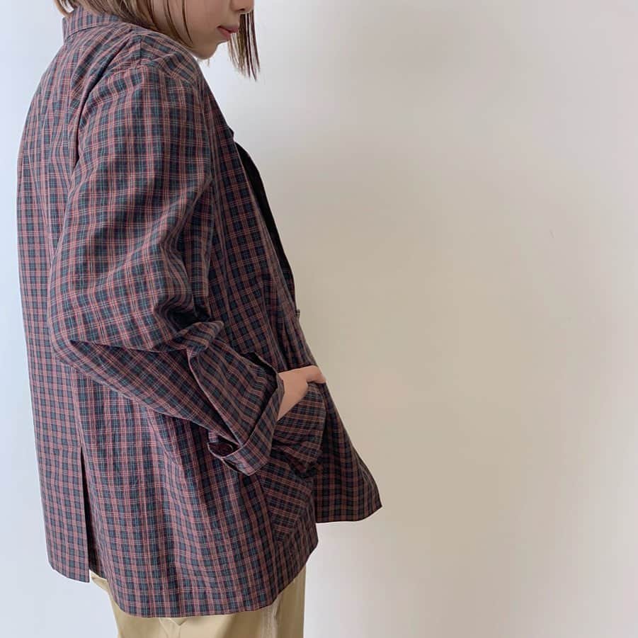 ネ・ネットさんのインスタグラム写真 - (ネ・ネットInstagram)「【ライトチェック ￥18,000+tax】  肩のドロップやボディのルーズ感が今のトレンドを意識した、ラフに着られるテーラードジャケット。ポケットにフラッグマークをリフレクタープリントし、アウトドア要素をプラス。  #ネネット #nenet #新作 #new #autumn #winter #2019 #collection #fashion #tokyo #japan #大人カジュアル #大人ネネット #otona_nenet #ライトチェック #ジャケット」8月21日 18時50分 - nenet_official