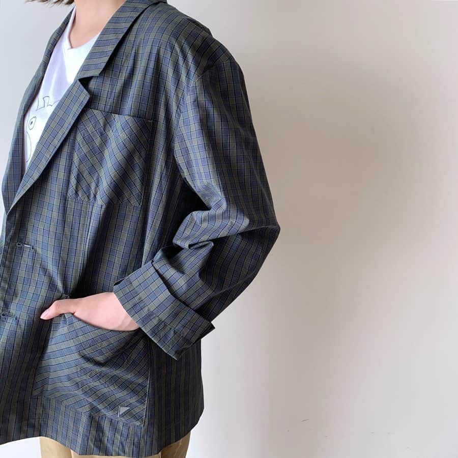 ネ・ネットさんのインスタグラム写真 - (ネ・ネットInstagram)「【ライトチェック ￥18,000+tax】  肩のドロップやボディのルーズ感が今のトレンドを意識した、ラフに着られるテーラードジャケット。ポケットにフラッグマークをリフレクタープリントし、アウトドア要素をプラス。  #ネネット #nenet #新作 #new #autumn #winter #2019 #collection #fashion #tokyo #japan #大人カジュアル #大人ネネット #otona_nenet #ライトチェック #ジャケット」8月21日 18時50分 - nenet_official