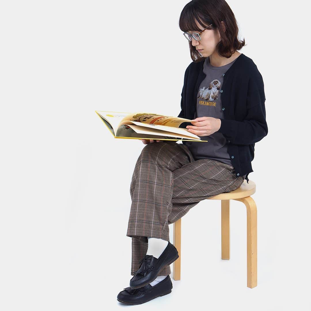 marbleSUD(マーブルシュッド) のインスタグラム：「読書の秋はすぐそこ？ クラシカルな印象のグレンチェックパンツで秋を先取り。 ・ #marblesud #マーブルシュッド #新作 #パンツ #チェック #チェックパンツ #ファッション #秋 #marblesudコーデ #coordinate」