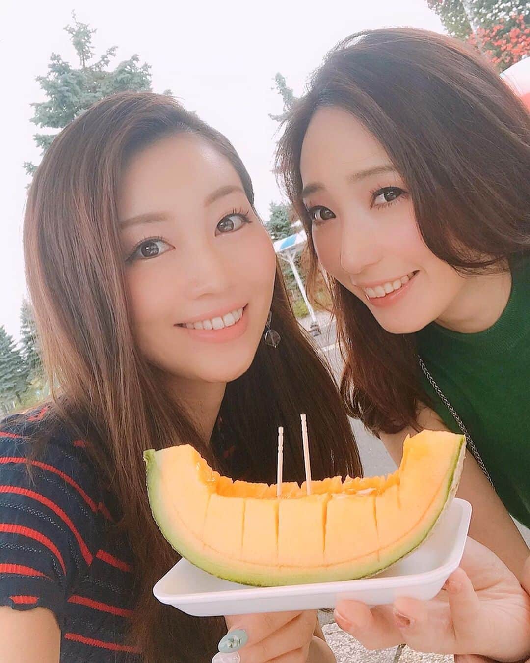 のインスタグラム：「北海道に来ています🍈 涼しくてびっくり✨ #夕張メロン美味しい ☺️ . . . #北海道 #夕張メロン #ワイン #岩見沢 #ワイナリー巡り #試飲で乾杯 #wine #hokkaido #travel」