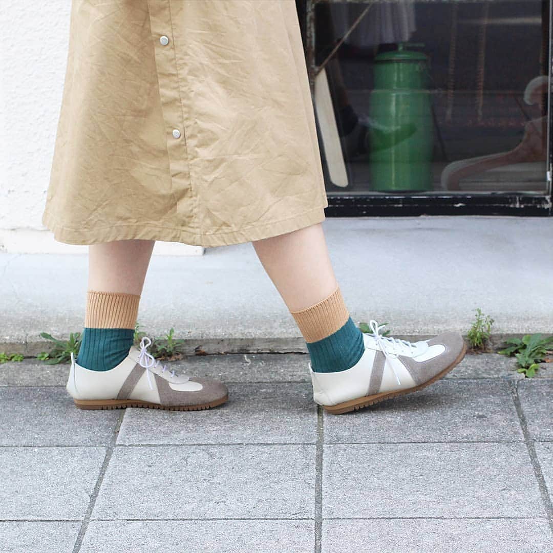 CLEDRAN_JAPANさんのインスタグラム写真 - (CLEDRAN_JAPANInstagram)「新作靴のご紹介  OILED LEATHER SHOES TRAINER 見た目はまるでスニーカー。でも、実は本革で仕立てられたレザーシューズです。  レザーにスウェードのラインがアクセント。 すっきりとしたシルエットがスタイリッシュな雰囲気を醸し出しています。  フカフカとしたインソール＆クッション性の高いミッドソールがお出掛けを快適にサポート。 思わず走り出したくなる、履き心地抜群の一足です。  少し秋の気配も感じられてきた今日この頃。 行楽の秋に向けて、たくさん歩けてきちんと感もあるレザーシューズはいかがですか？ . --------------------------- ＼豊富な写真で詳しくチェック！／ CLEDRAN online store @cledran_japan プロフィールページURL>LADIES>ONLINE STORE . ＼来て見て触って確かめられる／ CLEDRAN shop list 大阪本店 @cledran_osaka 東京店 @cledran_tokyo 名古屋ラシック店 @cledran_lachic . *各実店舗、オンラインストアで在庫状況は異なります。 気になる商品はお店に足を運ぶ前に電話で確認するのがオススメ。 商品によってはお取り寄せやお取り置きも承っています。 -------------------------- . #cledran#クレドラン#Cledran_japan#日本製#madeinjapan#くつ#shoes#革靴#leathershoes#靴#革#お出掛け#スニーカー」8月21日 18時57分 - cledran_japan