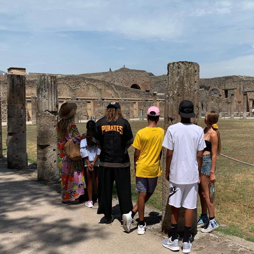 ハイディ・クルムさんのインスタグラム写真 - (ハイディ・クルムInstagram)「Visit to Pompeii the ancient Roman city ... with the Fam 😍❤️」8月21日 13時27分 - heidiklum