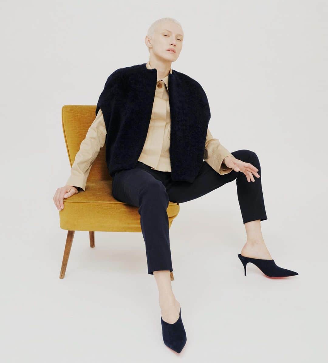 マーティン グラントのインスタグラム：「Navy ball shape fur Jacket from MARTIN GRANT Resort SS20 Look 7.」