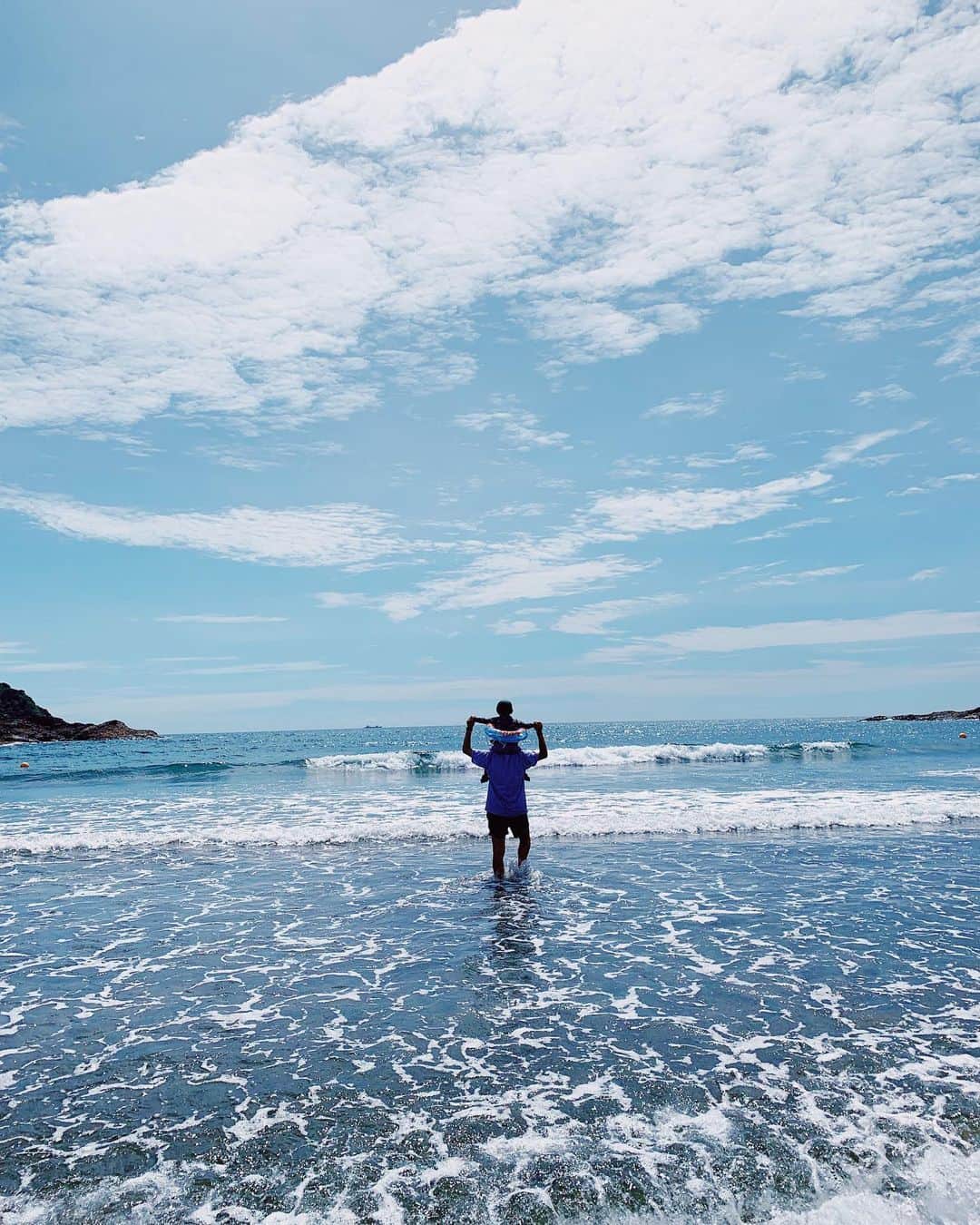 のインスタグラム：「晴れた☀️ . 朝から張り切って海へ🏖 . 海にまだ余り馴染みが無い坊だけど、お姉とお父と、とても楽しんでた♫ . . 2回程大波にやられてママ〜抱っこ〜ってなったけど、何度も挑んでたね♫ #pool休む為に言う水怖いは絶対嘘に認定 . 🍙は暑すぎるからばぁばにみてもらって行こうとした瞬間パチっと目を開けたから連れてった。笑笑 . ところが日陰がとても良い風が吹いていてとても心地よかった♡ #🍙zzz . その合間に母も楽しめ、🍙のスーパー空気読め具合に感謝👏☺️ . . #宮崎 #mgtfamtrip #本日帰ります🛩」