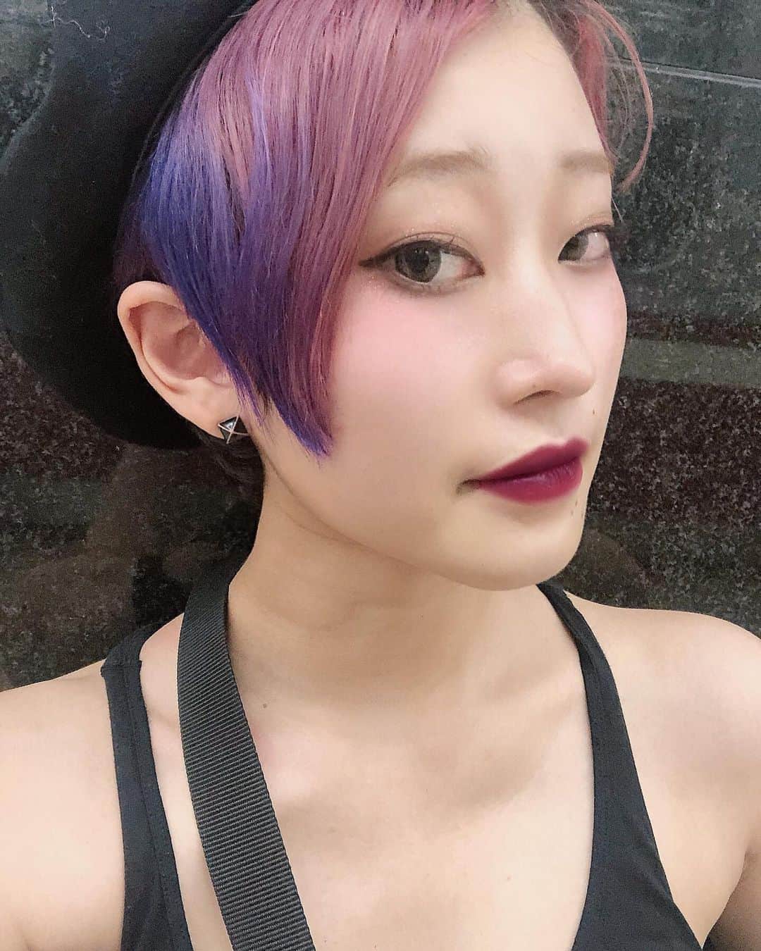 のインスタグラム：「紫と青のグラデは可愛いよ💕 . . . . . #サロンスタイル #wella #カラコン #トレンドビジョン2019 #colorvision #purple #サロンモデル #サロモ #コンテストモデル #ショーモデル #ヘアカラー #クリエイティブ #カラービジョン #ジェンダーレス #ジェンダーレス女子 #中性的女子 #デザインカット#l4l #f4f #グラデーションカラー #パープルアッシュ #ブリーチ #japanesemodel #genderlessmodel #いいね返します #ベレー帽 #いいね返し #likeforlikes #撮影依頼募集 #creativememories」