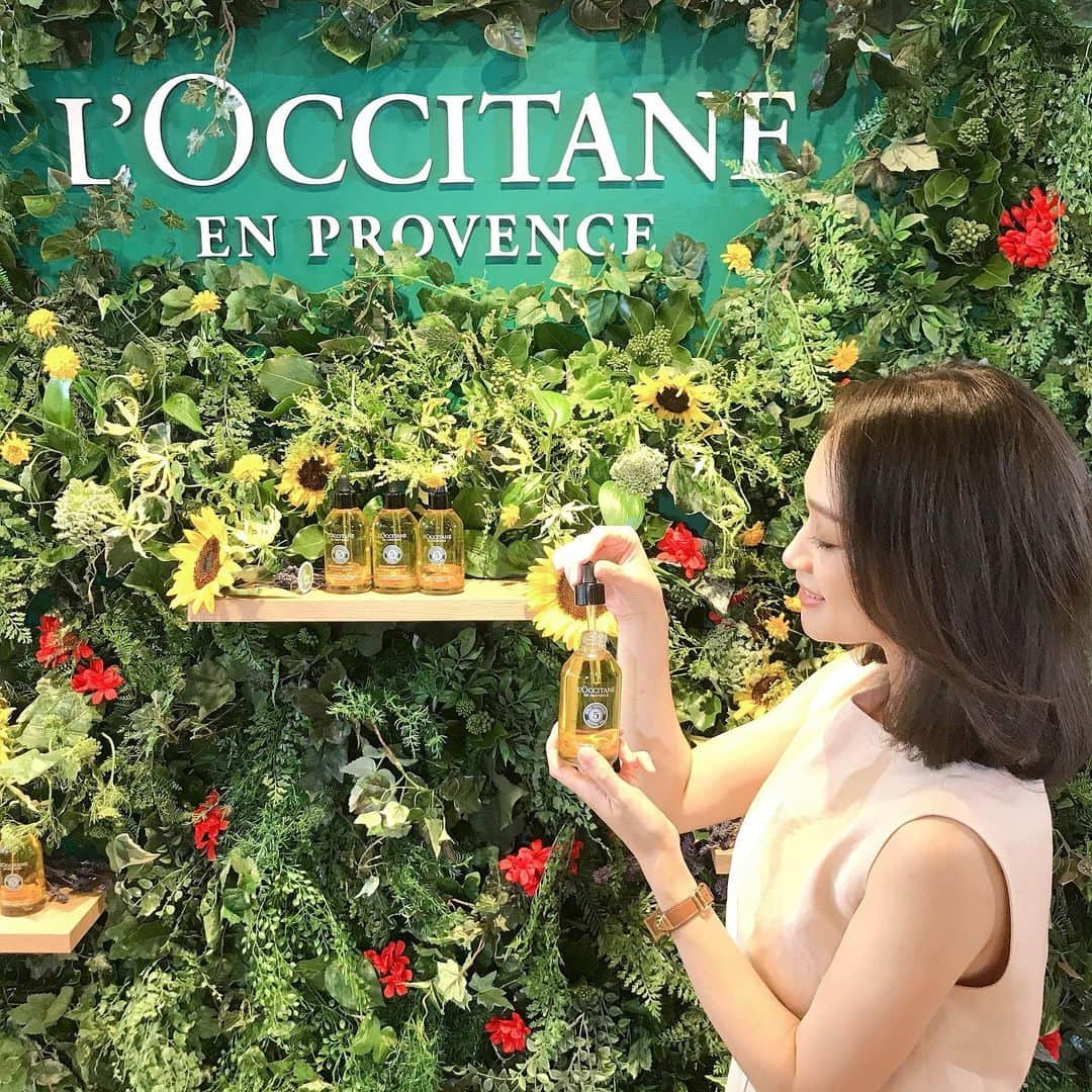 田中マヤさんのインスタグラム写真 - (田中マヤInstagram)「L'OCCITANE×WWD BEAUTY #ロクシタン から本日発売する ヘアオイル ◾️ファイブハーブス リペアリングインテンシヴオイル ・ ヘアケア製品から始まったロクシタン。 今までも、ベスコスに何度も選ばれたり、 ヘアオイルは、年間売り上げ2位という人気アイテム✨ ・ 新発売のオイルには、 5つのハーブとひまわりが配合されていて ◾️アンジェリカ ◾️ゼラニウム ◾️スウィートオレンジ ◾️ラベンダー ◾️イランイラン ◾️ヒマワリ さらっとしたつけ心地で、 アロマの香りにも癒され、 #天使の輪 が輝く、うるツヤ髪に🧚‍♀️ ・ サロンで、#ファイブハーブスリペアリング シリーズで、 シャンプー&コンディショナー ブローもしていただき、 サラツヤ髪にしてもらいました✨ ・ #ツヤ髪 #instagood #instabeauty #beauty #love #셀스타그램 #셀피 #셀카 #일상 #데일리 #뷰티 #미용 #좋아요」8月21日 13時51分 - tanakamaya__official