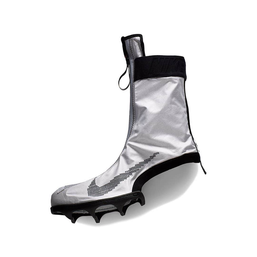 HYPEBEASTさんのインスタグラム写真 - (HYPEBEASTInstagram)「@hypebeastkicks: @nike is revamping its classic Air VaporMax sneaker with a gaiter-style boot attachment for the winter months ahead. The tall boot comes complete with a zipper closure, removable shell and pixelated Swoosh branding throughout the design. Look for both colorways to hit stockists like @sneakersnstuff’s site on August 23.⁠⠀ Photo: Nike」8月21日 14時01分 - hypebeast