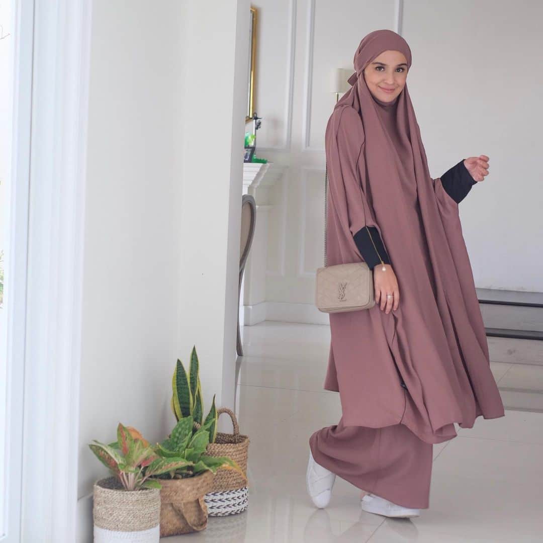 Shireen Sungkarさんのインスタグラム写真 - (Shireen SungkarInstagram)「There is always more to thank for than to complain about “Alhamdulillah” .  Btw ini frenchkhimar set by @geraihawa」8月21日 14時02分 - shireensungkar
