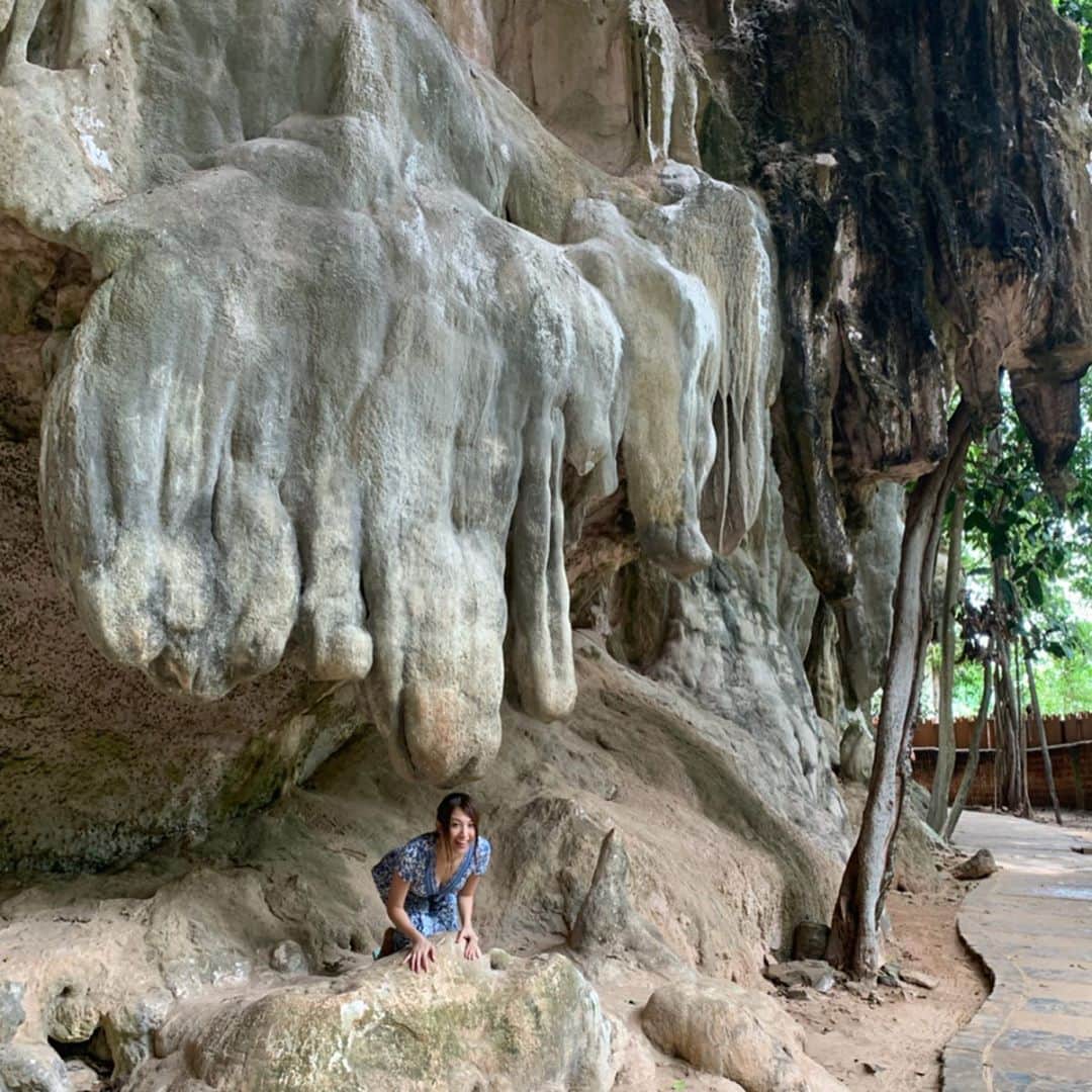 市原彩花さんのインスタグラム写真 - (市原彩花Instagram)「タイの秘境#クラビ で撮影🏝 なにこの岩？鍾乳洞？😳？ クラビは島や岩が独特で、景色見てるだけで飽きない✨ お猿の親子もあちこちにいた🐒💕 . 3.4枚目は神秘的に撮ってたのに、洞窟に入ってはしゃいじゃうやーつ🤣 #クラビ#krabi#railaybeach#pranangbeach#タイ#thailand . オリエンタルなマキシワンピースは @canbe_official  ラップタイプだから水着の上からでもすぐ着れて、海ですごく重宝したよ✌️」8月21日 14時06分 - ayaka_ichihara