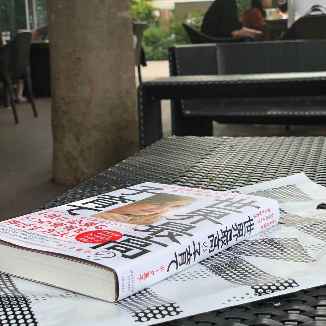 中岡由佳さんのインスタグラム写真 - (中岡由佳Instagram)「テラスで読書。蝉の声がBGMとなり、天然の風が久々に心地いい。夏のひとときも楽しまないとね。 #book #tsutayabooks」8月21日 14時11分 - yuka_nakaoka