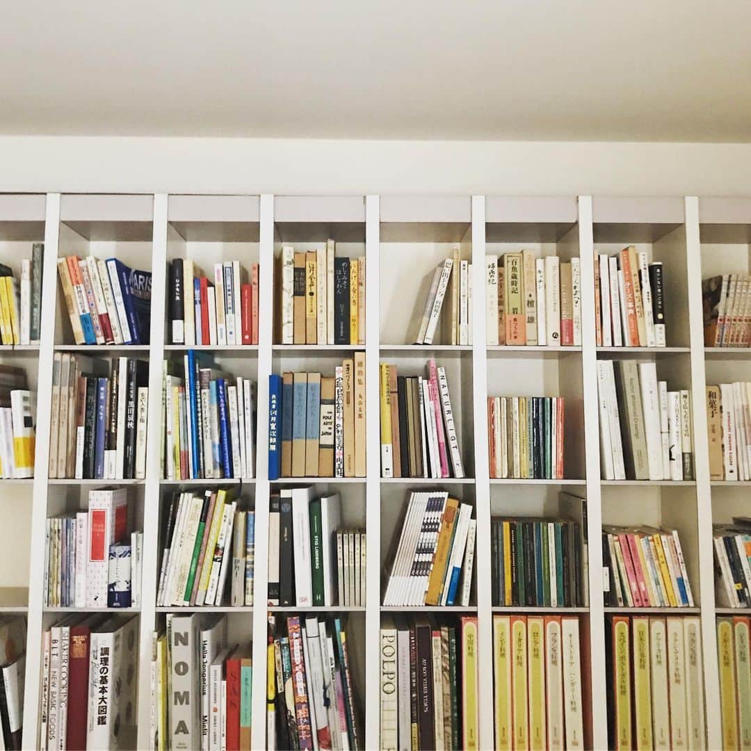 伊藤まさこさんのインスタグラム写真 - (伊藤まさこInstagram)「もともとあった作りつけの本棚の造作があまり好きではないんだけど そうも言ってられないから ちょっと整理してみた。背をそろえると少しきれいに見えるかな。涼しくなる前にもう少しこの本の部屋をどうにかしたい。#masakoitobooks」8月21日 14時12分 - masakoito29