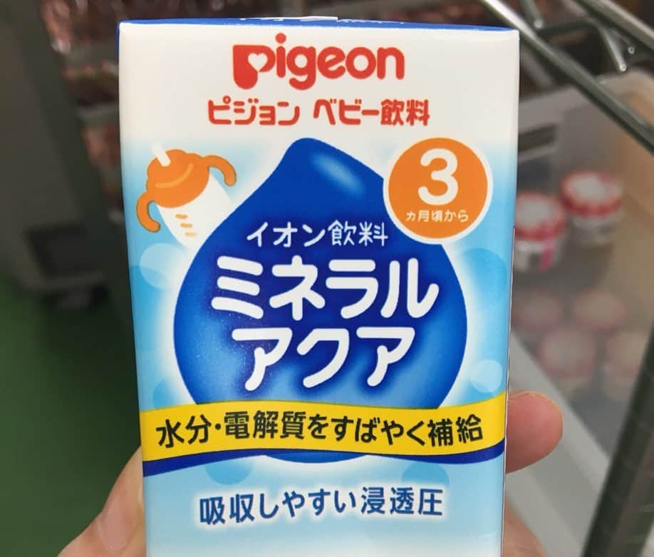 アシアナ航空日本地域公式アカウントさんのインスタグラム写真 - (アシアナ航空日本地域公式アカウントInstagram)「. お子様用機内食があるのご存知ですか？🍴👶🏻🧒🏻👦🏻🍴 . アシアナ航空では事前にご予約いただいたお客様へ、特別機内食の提供を行っています🙆🏻‍♀️✈️ . 今回はお子様向けの特別機内食を紹介します✨ . お子様向けの機内食には主に2種類あります ✔︎乳児向けのお食事 (離乳食がメインで、写真3/4/5の様な内容です) ✔︎幼児向けのお食事 (サンドイッチやハンバーグなどお子様向けで、写真1/2のような内容です) ※関空、福岡、名古屋、宮崎路線はサンドイッチなど ※成田、仙台、札幌路線は写真の様なボックスのお食事で、羽田路線は写真の様なトレーでの提供となります ※韓国発羽田、成田、仙台、札幌行きの場合のみ、以下の4つからメニューが事前予約時に選択できます。ご予約時にお伝えください。機内では選択いただけません🙅🏻‍♀️ 1.トッカルビ(ハンバーグみたいなもの)味付きご飯 2.チキンナゲットとエビチャーハン 3.オムライスとソーセージ 4.ミートボールとパスタ . 事前予約はアシアナ航空予約センターまたはホームページ(弊社ホームページにてチケット購入されたお客様に限る)で予約照会後にもオンラインにて、出発の24時間前まで承っています😊 . お子様をお連れの際には是非ご利用ください❤️ . #アシアナ航空#お子様用機内食#アシアナ航空機内食#子ども連れ旅行#子ども連れ旅#赤ちゃん連れ旅行#赤ちゃん連れ旅#子どものいる生活#赤ちゃんのいる生活#アシアナ#アシアナグラム#アシアナで行く#アシアナグラム」8月21日 14時24分 - asiana.jp_official