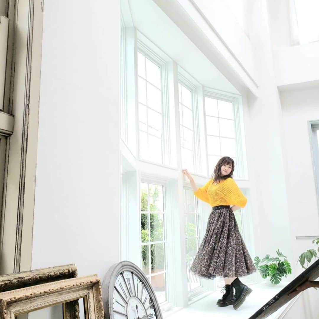 鈴木このみのインスタグラム：「昨日の撮影の様子🙌 頑なに拒んでた黄色も、最近は楽しく着れるようになってきました☺️🐝」