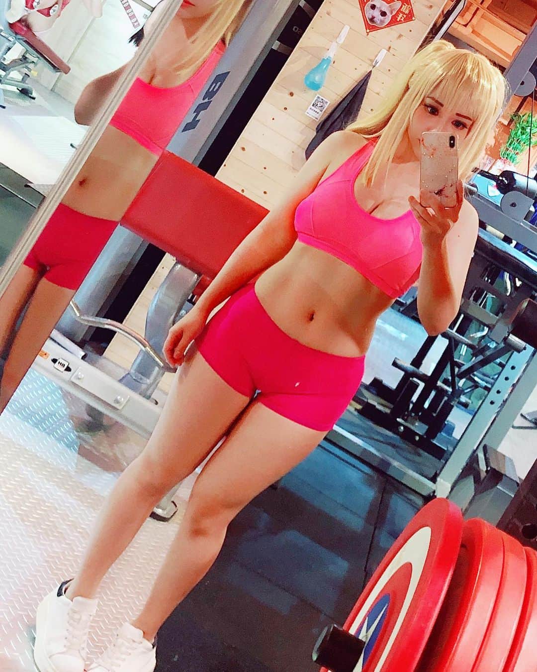 千尋のインスタグラム：「吃完飯來運動一下（？ having some exercises after lunch! #howheavyarethedumbbellsyouliftcosplay #ダンベル何キロ持てる #danberunankilomoteru #SakuraHibiki #コスプレ #cosplaygirls」