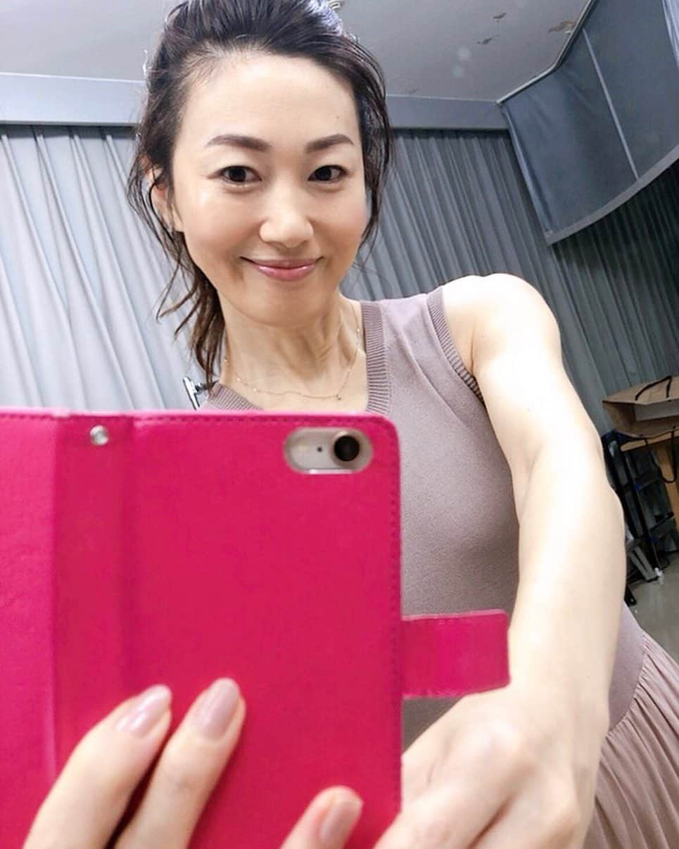 梅本理恵さんのインスタグラム写真 - (梅本理恵Instagram)「「美ST」11月号の撮影♡  こんな風に、潔く前髪を上げての撮影は初めてです☺︎☺︎ ・ ・ ・ これからやってくる、乾燥の季節…。 秋冬に、必ずまた探したくなる、ファンデーション♡ ・ ・ ・ 「美ST」11月号もお楽しみに♡! ・ ・ ・ ・ #光文社#美st #撮影オフショット #今日も #はんなりしました #笑顔#前髪 #この髪型が好きすぎる #美容#美活 #アラフォー#アラフィフ#美魔女#美魔女コンテスト #美魔女ファイナリスト #はんなり美魔女 #はんなり梅ちゃん #腕長族 #team美魔女9期生 #楽しい撮影ありがとうございます ☺︎」8月21日 14時41分 - rie___12ki