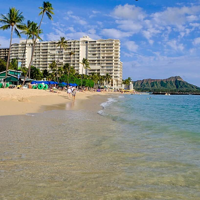 Trump Waikikiさんのインスタグラム写真 - (Trump WaikikiInstagram)「Trump Waikiki is adjacent to Waikiki Beach and in the heart of Waikiki’s entertainment, shopping and dining scene.  #trumpwaikiki  #forbesfivestar #fivestarhotelhonolulu #fivestarhotelwaikiki #luxurytravel #familytravel #multigenerationaltravel #romancetravel #Hawaiianvacation #waikiki #lethawaiihappen #visitoahu ワイキキのランドマークのひとつ、トランプ・ワイキキ。 #トランプワイキキ  #ワイキキ #ランドマーク #5つ星ホテル #ラグジュアリーホテル #家族旅行 #ハワイでバケーション #ハワイ」8月21日 14時43分 - trumpwaikiki