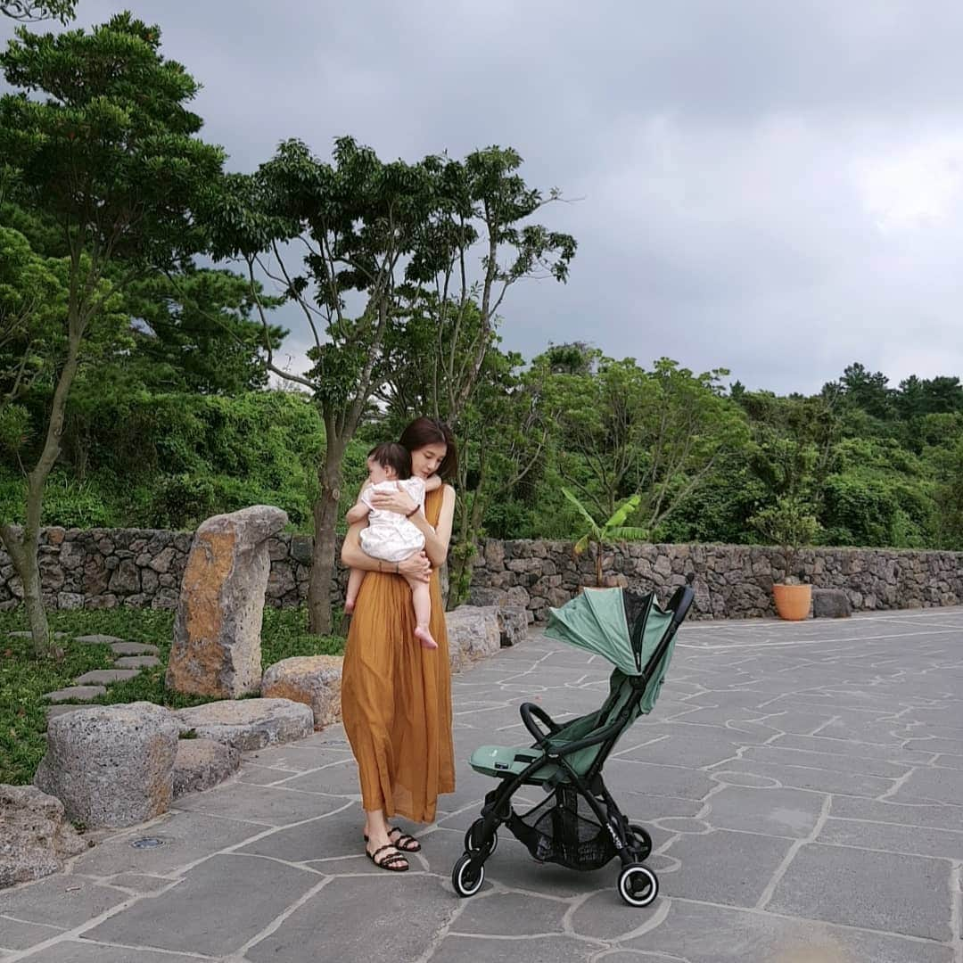 チャ・イェリョンさんのインスタグラム写真 - (チャ・イェリョンInstagram)「우리가 사랑하는 제주도 🌴❤👨‍👩‍👧 . #인아와첫여행 #엄마껌딱지 #주인아야사랑해 유모차는 @hamiltonkids.korea  입니다💚」8月21日 14時47分 - chayeryun