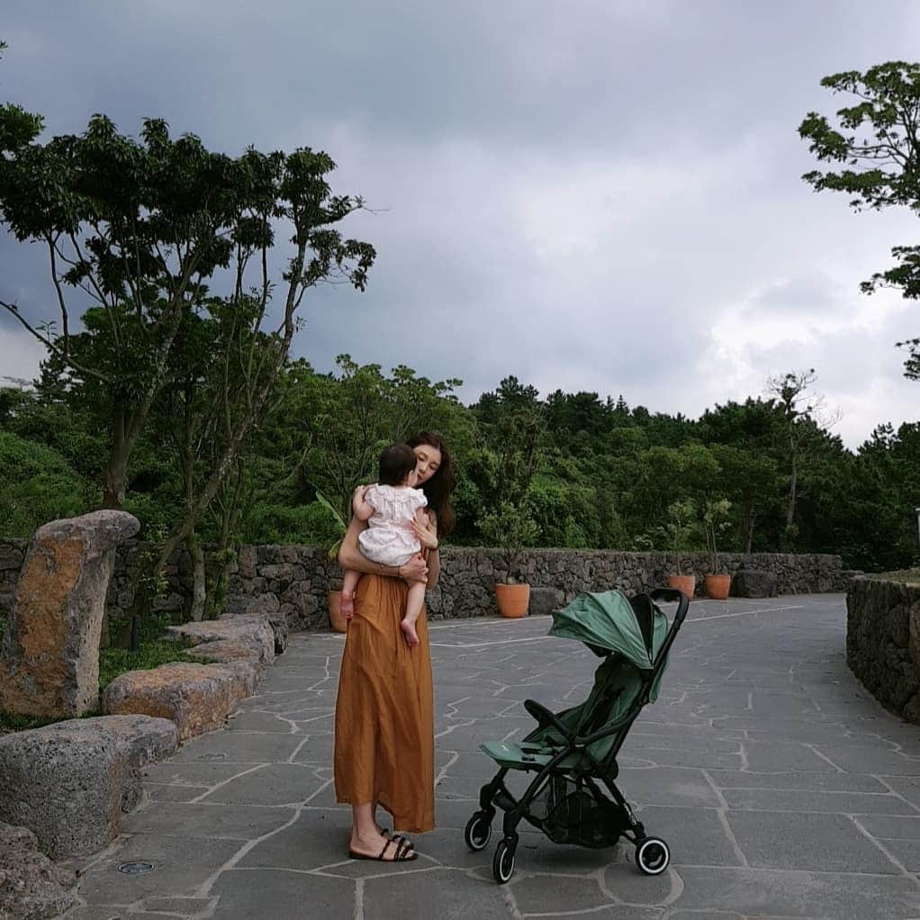 チャ・イェリョンさんのインスタグラム写真 - (チャ・イェリョンInstagram)「우리가 사랑하는 제주도 🌴❤👨‍👩‍👧 . #인아와첫여행 #엄마껌딱지 #주인아야사랑해 유모차는 @hamiltonkids.korea  입니다💚」8月21日 14時47分 - chayeryun