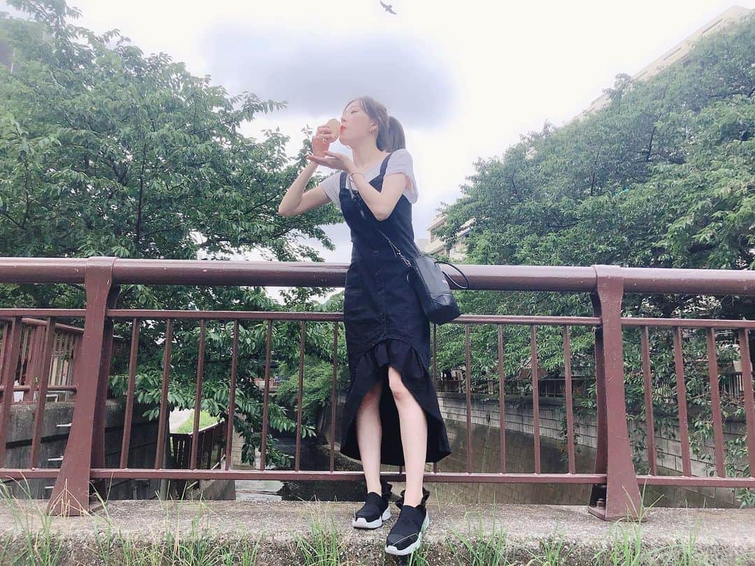 渡辺美優紀さんのインスタグラム写真 - (渡辺美優紀Instagram)「. 夏に外でこのタイプのアイスはおすすめしません！🍨 ベットベトになった🥴💭 . これ黒瀧まりあちゃんとこのワンピス💕👗！！ かわいすぎるるる。いっぱい使えそう♡ @andmary_official 2枚目にタグ付けした🏷」8月21日 14時51分 - miyukichan919