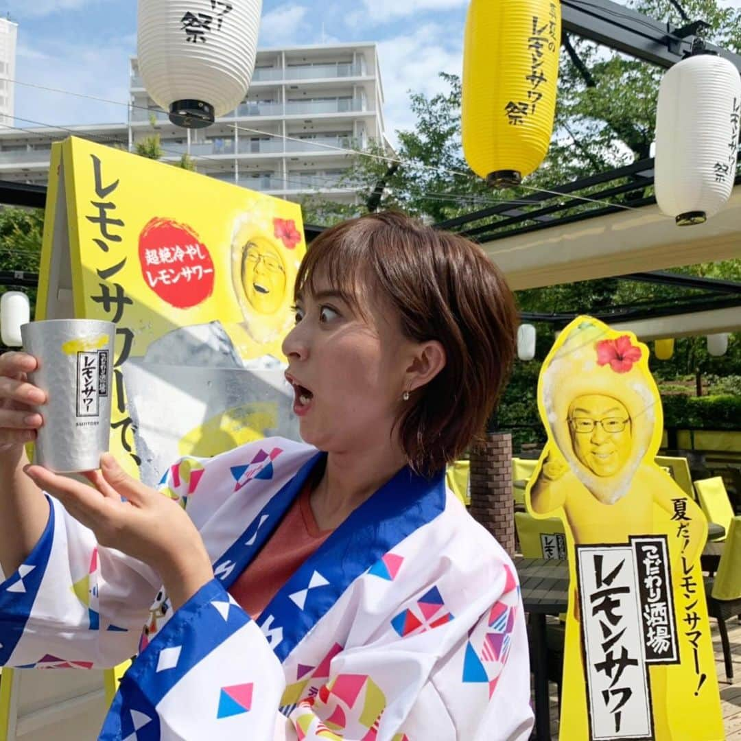 山本雪乃さんのインスタグラム写真 - (山本雪乃Instagram)「🍋 今日は、 真夏のレモンサワー祭から、 中継しました😊  専用タンブラーが キンキンに冷えていて、 最後まで最高の状態で 楽しめるんですよ〜！ *  ２枚目と３枚目は、 『冷たいっ』の顔😂  テレ朝夏祭りも残り5日！ わたしが右手と左手を間違えないように、 ADちゃんがイラストのカンペを 作ってくれました🤣 ありがたや〜😋 *  #テレ朝夏祭り  #レモンサワーでレモンサマー  #こだわり酒場のレモンサワー  #シェーではありません  #5です  #わかりにくい笑」8月21日 15時02分 - yukino_yamamoto5