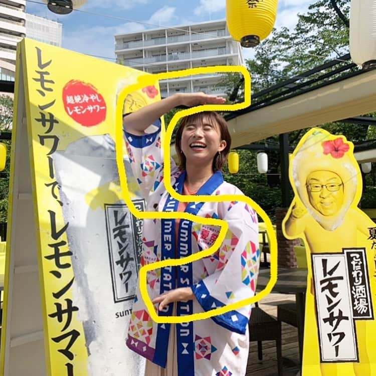 山本雪乃さんのインスタグラム写真 - (山本雪乃Instagram)「🍋 今日は、 真夏のレモンサワー祭から、 中継しました😊  専用タンブラーが キンキンに冷えていて、 最後まで最高の状態で 楽しめるんですよ〜！ *  ２枚目と３枚目は、 『冷たいっ』の顔😂  テレ朝夏祭りも残り5日！ わたしが右手と左手を間違えないように、 ADちゃんがイラストのカンペを 作ってくれました🤣 ありがたや〜😋 *  #テレ朝夏祭り  #レモンサワーでレモンサマー  #こだわり酒場のレモンサワー  #シェーではありません  #5です  #わかりにくい笑」8月21日 15時02分 - yukino_yamamoto5