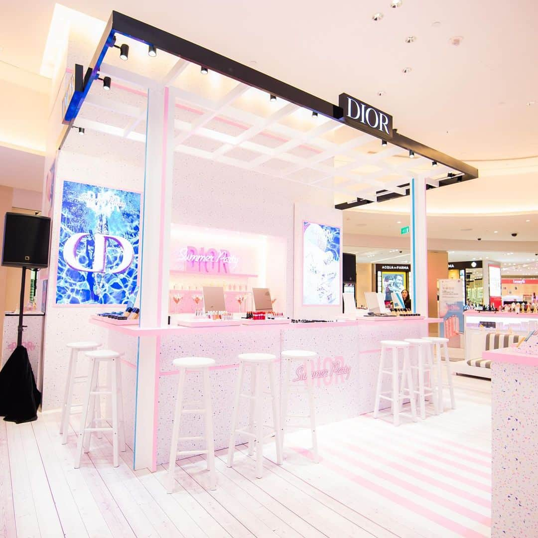 DFS & T Galleriaさんのインスタグラム写真 - (DFS & T GalleriaInstagram)「If you haven't already - stop by our stores to experience the world of beauty with exclusive pop-ups and special offers. Don't miss out on a virtual makeover at the Lip Bar, or the Gift Catcher for the chance to win exciting prizes!  #FirstClassBeauty #TGalleria #ShopDutyFree」8月21日 15時00分 - dfsofficial