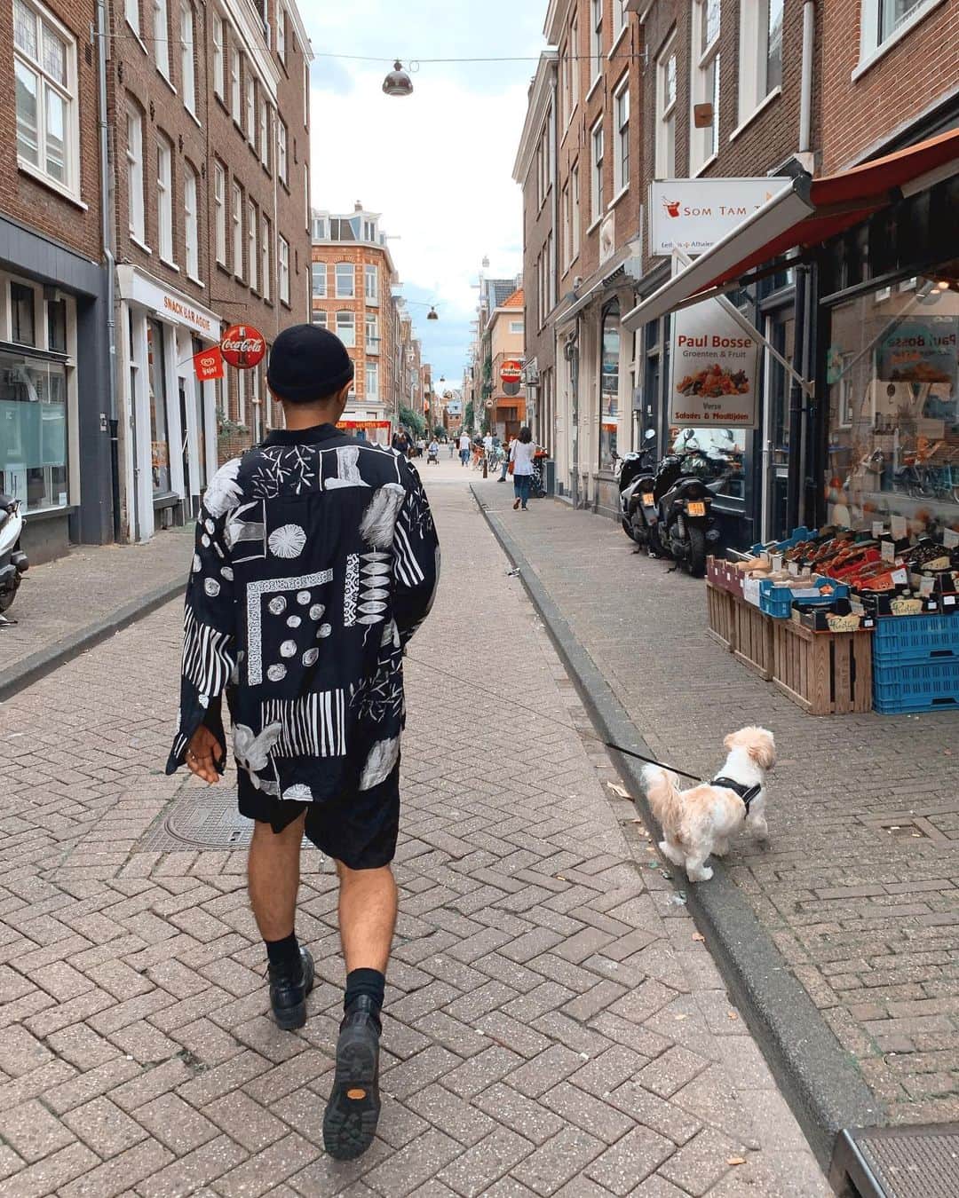 倉岡晋也のインスタグラム：「She said hi ✔︎ To neighbor peoples Supermarket way with little princess  こんにちワン言った？(多分) もう秋めいてたアムステルダム この街めちゃ好きです スーパーのクオリティが高い あまり知られてないけど朝市とかストリートマーケット沢山 だいたいみんな感じ良い 治安が良い 人々が生き生きしてる かわいい店が多すぎる 役所の対応が良い などなど ... だいたいどこの国でも、なんかしらハテナな対応や不快な事起きるけどアムステルダムでそんな思った事が今のところない (空港以外) #amsterdam #倉岡犬猫記録」