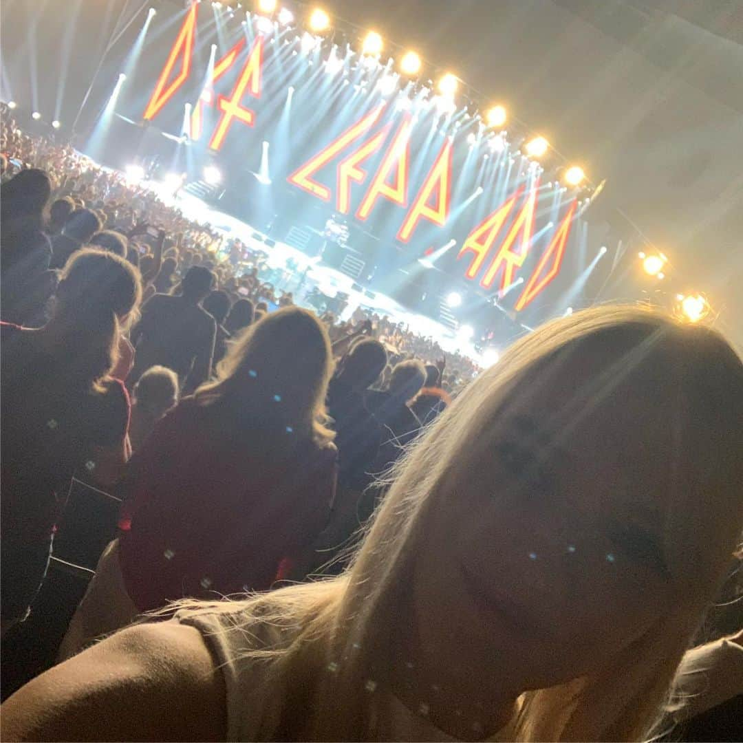 ケナ・ジェームスさんのインスタグラム写真 - (ケナ・ジェームスInstagram)「Had a BLAST tonight! I love @defleppard!!!!!!!!!」8月21日 15時05分 - realkennajames