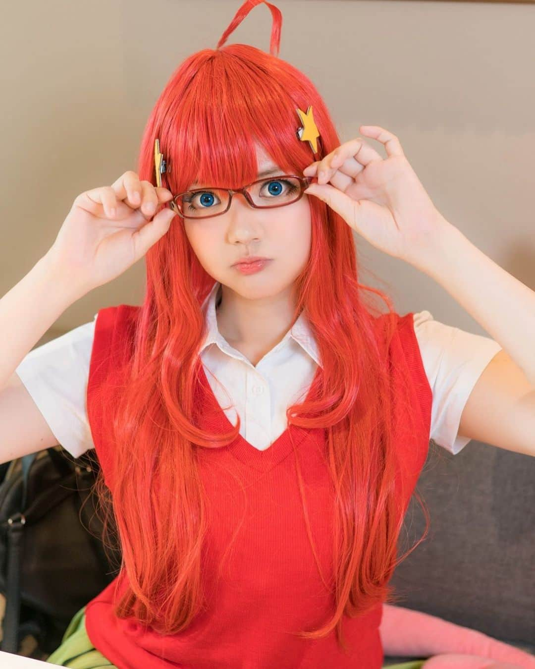 YingTzeさんのインスタグラム写真 - (YingTzeInstagram)「Megane Itsuki ! 5th Sister , Itsuki Nakano from Quintessential Quintuplets! 🌟✨ _ I have a funny story about this cosplay. 3 hours before the photoshoot ~ I just noticed that the wig doesn’t come with the star hairclips ! 😂  I don’t do costest before my shoots so I don’t check the wig either before I shoot ( bad habit right here ). I tried making the clips by drawing stars but my drawing is so horrible and uneven. ( borderline almost raging )Then I figured out how to draw by placing a paper and trace through my pc monitor! 😂😂😂 Thats how the starclips were made !! _ 📸 @17.ambition  #blessed #yingtzecosplay #quintessentialquintuplets #gotobunnohanayome #nakanoitsuki #nakanosisters #cosplaygirls #megane」8月21日 15時08分 - yingtze