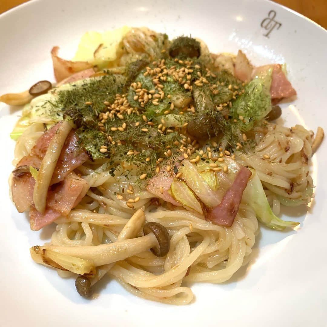 野間美由紀のインスタグラム：「遅いお昼ご飯。焼うどんの予定が、うどんが切れてて焼き冷麦になりましたw」