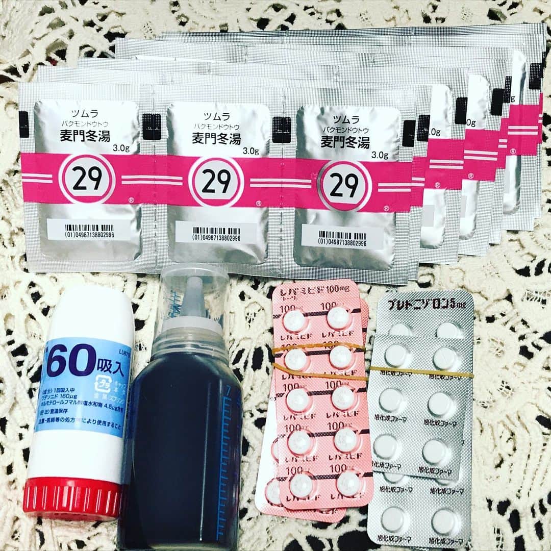 紫苑みやびさんのインスタグラム写真 - (紫苑みやびInstagram)「病気自慢になってしまいますが、諏訪湖の花火大会へ行って暴風に晒された後、喘息症状が出てしまい、咳が酷いのでお医者様にお薬を処方してもらいました。  ゲームの収録を控えているので、早く治さねば！とステロイドのお薬も入れてもらったのね。薬を飲めば少し症状も楽になります。 早く良くなりますように… . #処方薬 #喘息 #台風にやられた #病気自慢 #低下圧の体調」8月21日 15時29分 - shion_miyabi