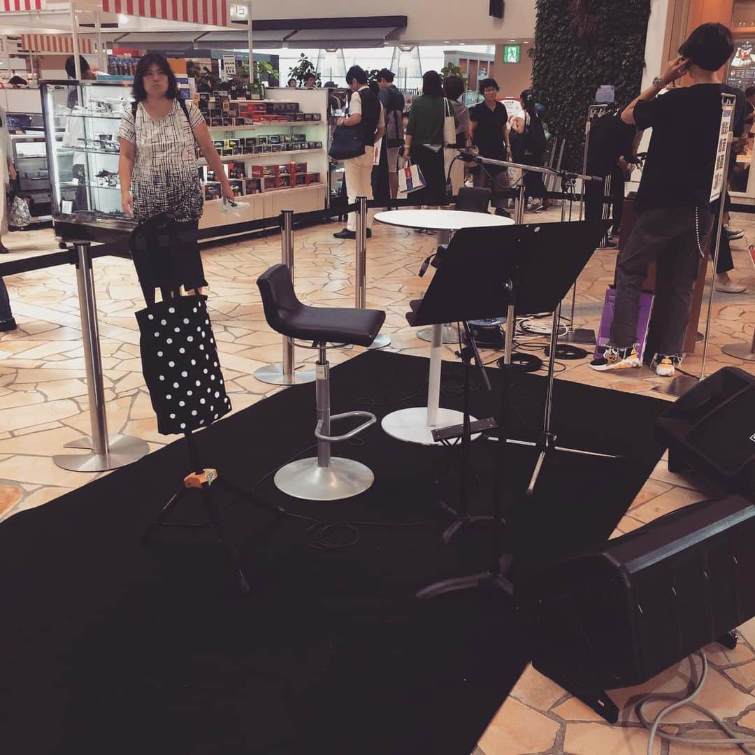 橋本塁さんのインスタグラム写真 - (橋本塁Instagram)「KUDANZフリーライブ阪急うめだ祝祭広場でやる時の楽屋あるあるw 16時&18時半から阪急うめだ9階祝祭広場にてお待ちしてます！ 是非夏の避暑に！そして極上の弾き語りでココロをぎゅっとしてください♪後ろではミニチュア展♪ #stingray #KUDANZ #阪急うめだ #祝祭広場」8月21日 15時21分 - ruihashimoto