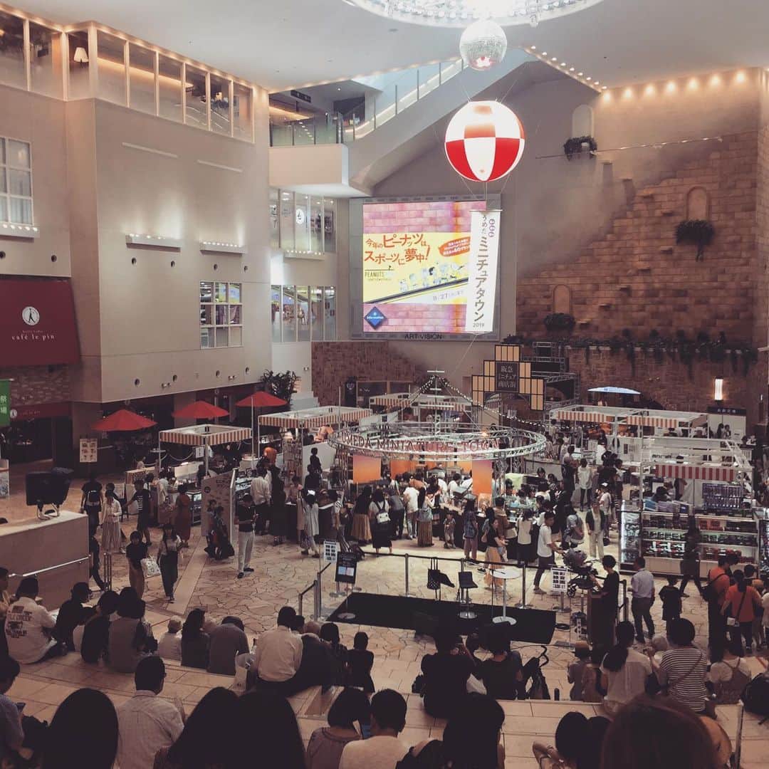 橋本塁さんのインスタグラム写真 - (橋本塁Instagram)「KUDANZフリーライブ阪急うめだ祝祭広場でやる時の楽屋あるあるw 16時&18時半から阪急うめだ9階祝祭広場にてお待ちしてます！ 是非夏の避暑に！そして極上の弾き語りでココロをぎゅっとしてください♪後ろではミニチュア展♪ #stingray #KUDANZ #阪急うめだ #祝祭広場」8月21日 15時21分 - ruihashimoto