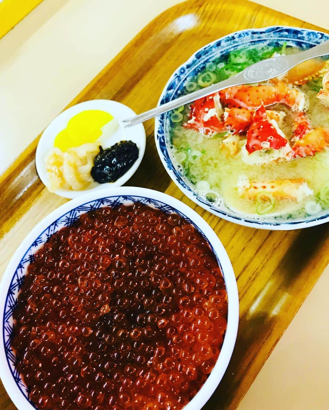 美川憲二さんのインスタグラム写真 - (美川憲二Instagram)「北海道の味‼️いくら丼よ〜😋🍴💕💕💕💕💕💕💕💕💕 やっぱり 札幌来たら これ食べないとよね‼️ 旨すぎ〜😍😃👍👍👍 #三浦商店  #二条市場  #いくら丼  #カニ汁まで付いて2300円 #安くて美味くて最高  #北海道の味  #美川憲二 #ものまね」8月21日 15時23分 - mikawakenji