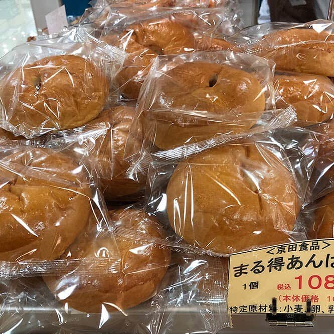 daimarusapporoさんのインスタグラム写真 - (daimarusapporoInstagram)「【〈京田屋〉の108円パン🍞】 . ただいま地1階 ほっぺタウン催事場に出店中です。 〈京田屋〉は創業1949年、半世紀にわたり札幌で愛されているパン店です🥐 . 店頭には美味しそうなパンがたくさん並んでいます😊 メロンパンやこっぺぱん、あんぱんなど、 大きくてボリューム満点のパンが 何と！すべて税込108円♪♪♪ . イチオシは長く愛されている「ニッキパン(写真2枚目)」✨ . 北海道の自然素材にこだわった安全・安心・おいしい 京田屋のパンをぜひ、ご賞味ください♪ 8/27(火)まで開催中です😍 . #京田屋 #札幌 #パン #ニッキパン #メロンパン #大丸札幌」8月21日 15時39分 - daimarusapporo