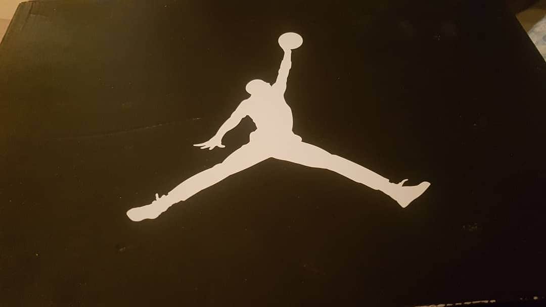 ホ・ジョンミンのインスタグラム：「#jordan 이다. 어릴때부터 그렇게 갖고 싶어했던 조르고 졸라도 택도 없던 조단이다. 나이 먹고 서는  혼자 몰래 만지작 거리다 과소비라고 관심없는듯 무심하게 내려두던 조단이다. 그런 조단이 나에게 왔다. ㅠㅠ 차마 닳을새라 밖에 신고 다니지는 못하겠고 가끔 방에서 몇번 신어보면 되지 뭐」